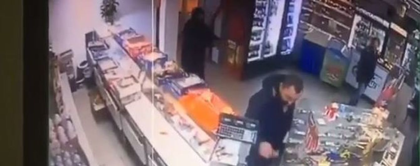 Появилось видео вооруженного нападения 14-летнего сына нардепа Попова на магазин