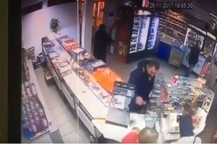 Появилось видео вооруженного нападения 14-летнего сына нардепа Попова на магазин