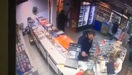Появилось видео вооруженного нападения 14-летнего сына нардепа Попова на магазин