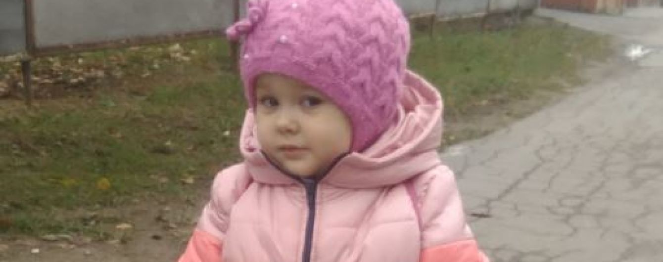 Допоможіть Насті почути голос мами і сказати свої перші слова