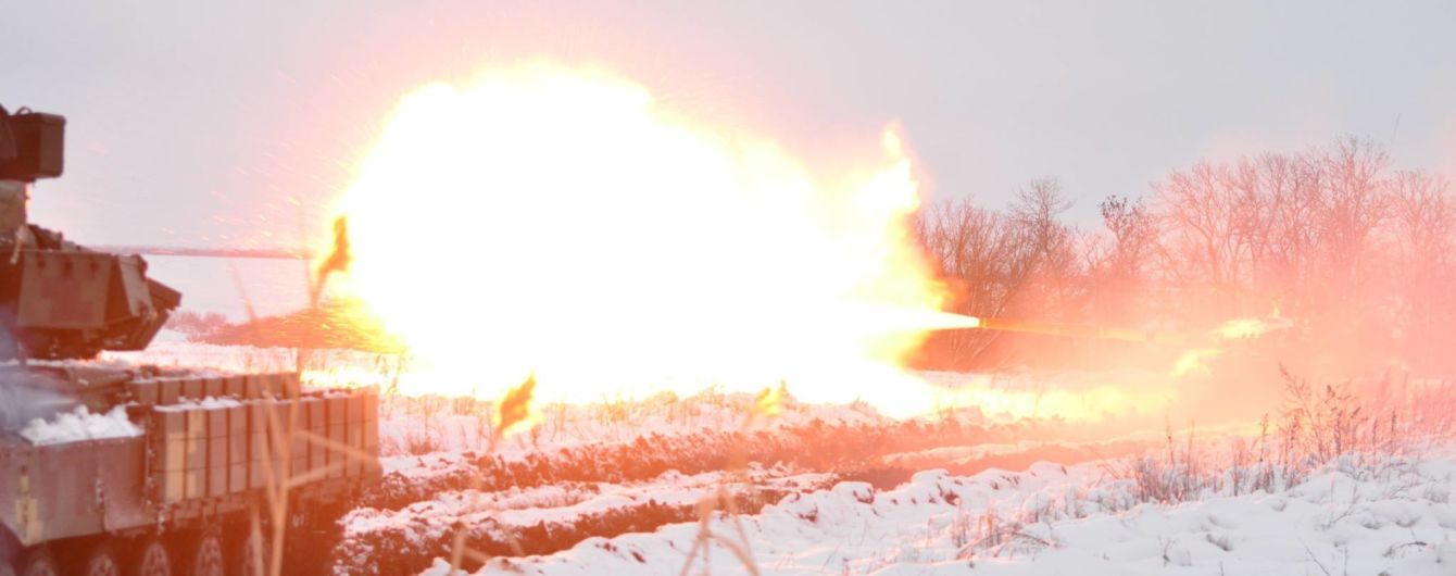 На Донбасі підірвався український військовий