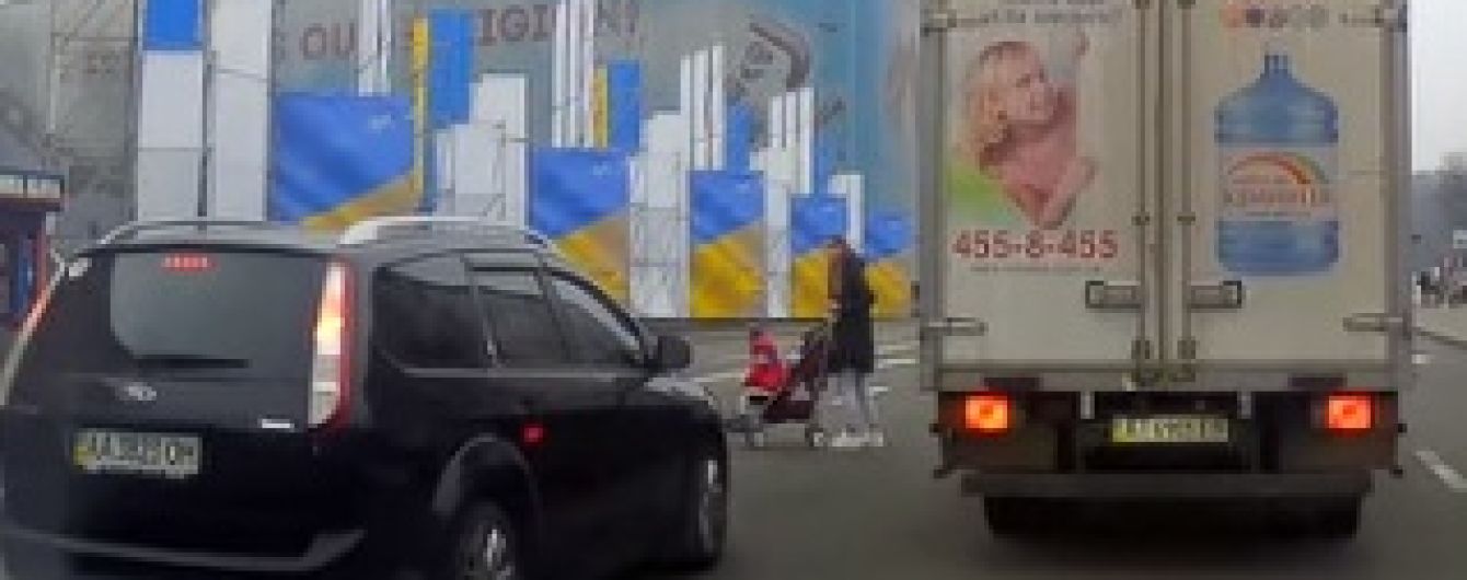 Пользователей соцсетей возмутила мать, которая с коляской перебегала восемь полос по Крещатику