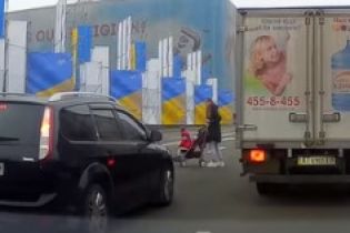 Пользователей соцсетей возмутила мать, которая с коляской перебегала восемь полос по Крещатику