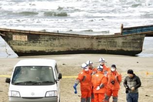 До берегів Японії прибило човен з людськими скелетами