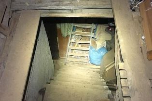 Італієць 10 років тримав жінку у брудному підвалі, катував, ґвалтував і змушував народжувати дітей