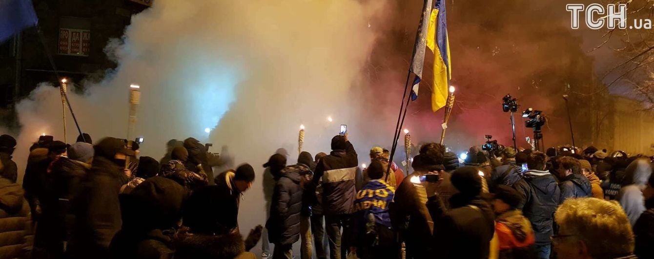 Возле здания МВД полиция силой разогнала мирную акцию к годовщине событий на Майдане