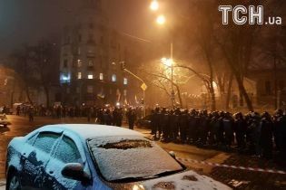 Кидали сніжки та хотіли встановити намет. Подробиці силового розгону мирної акції біля МВС