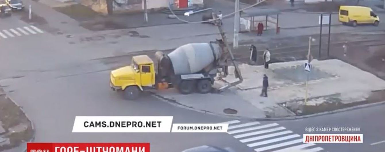На Днепропетровщине бетономешалка под присмотром трех "штурманов" повалила электроопору