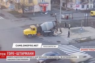 На Днепропетровщине бетономешалка под присмотром трех "штурманов" повалила электроопору