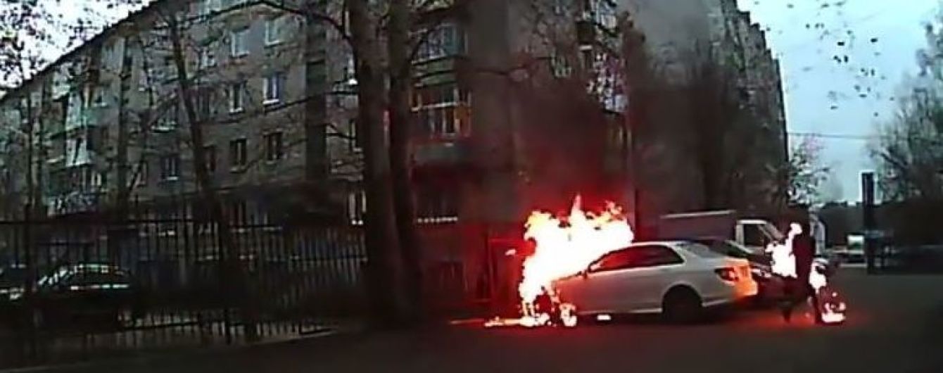 У Росії чоловік підпалив чужий Mercedes та випадково спалахнув сам