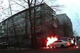У Росії чоловік підпалив чужий Mercedes та випадково спалахнув сам