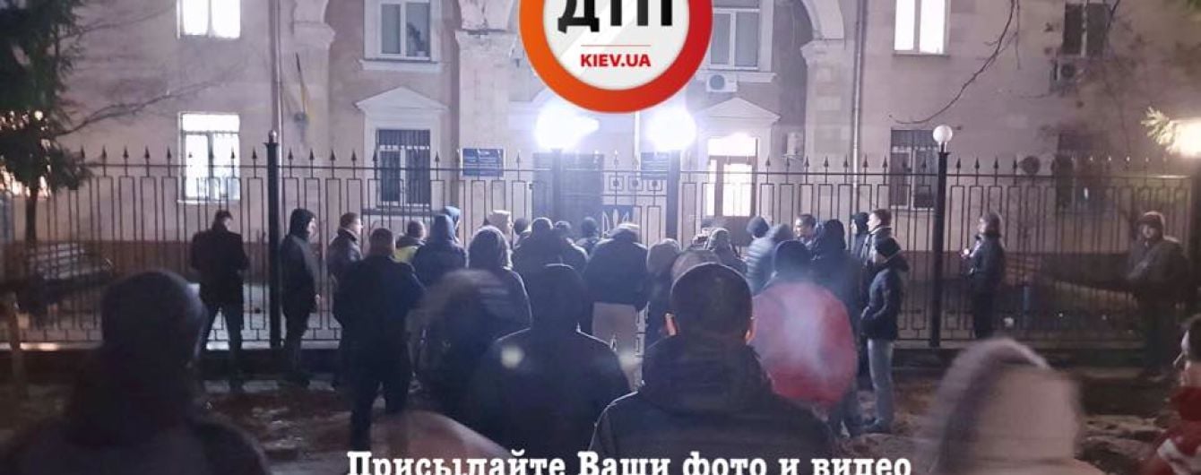 В Киеве под зданием полиции начались волнения после задержания водителя на еврономерах и с пистолетом