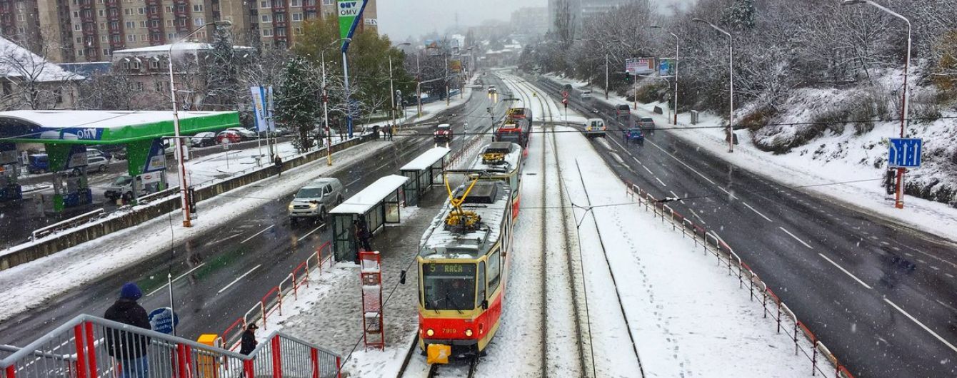 Десятки ДТП і тисячі будинків без світла: у Словаччині оголосили надзвичайний стан через хуртовини