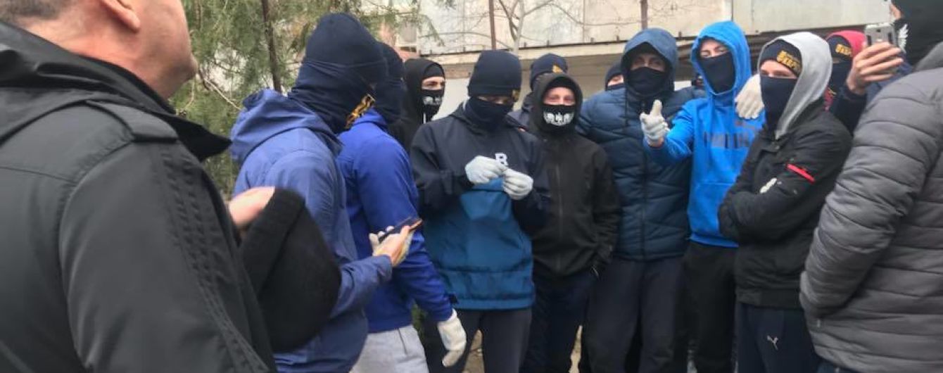 У Херсоні націоналісти закидали яйцями соратника Медведчука