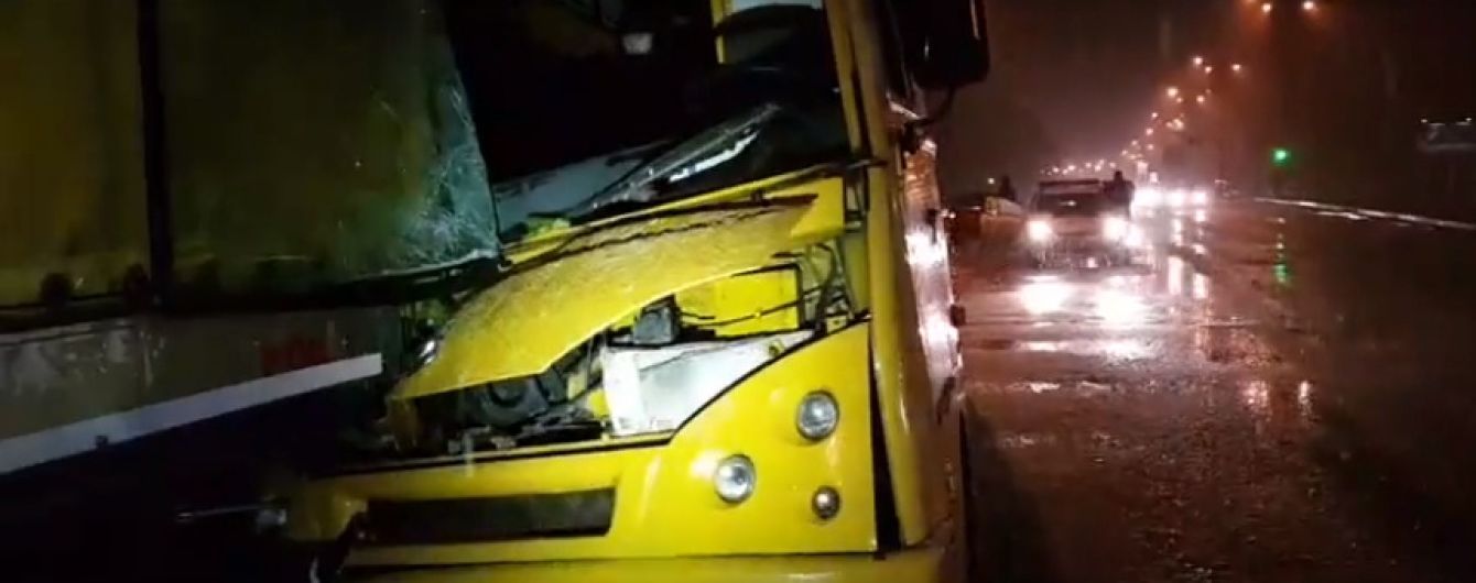 В Киеве маршрутка на полном ходу врезалась в фуру, трое пострадавших