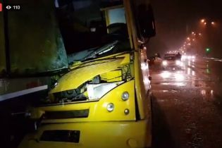 В Киеве маршрутка на полном ходу врезалась в фуру, трое пострадавших