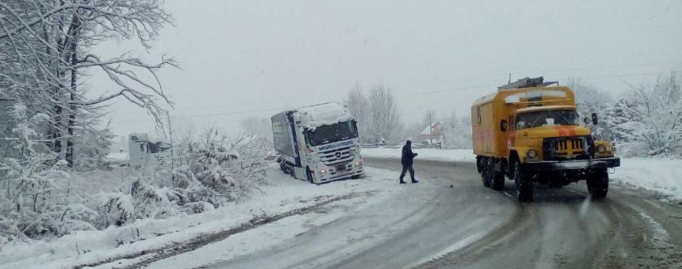 Обмеження проїзду, затори й ДТП: Захід України накрили снігові хурделиці