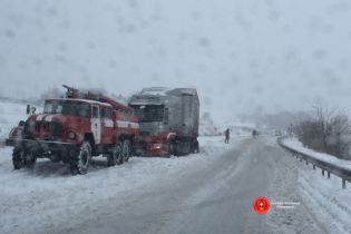 Зима свирепствует: на Западе 88 населенных пунктов остались без света