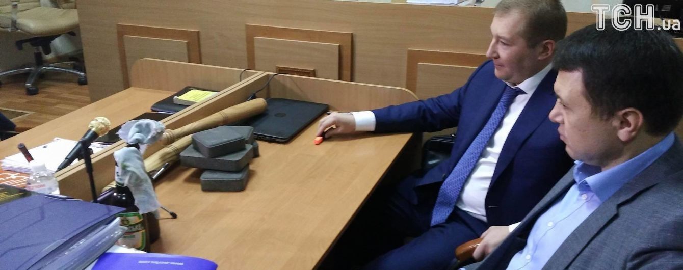 Адвокату Януковича може зійти з рук бруківка та коктейлі Молотова в суді