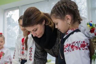 В сером костюме и сапогах на низком ходу: Марина Порошенко на Черниговщине