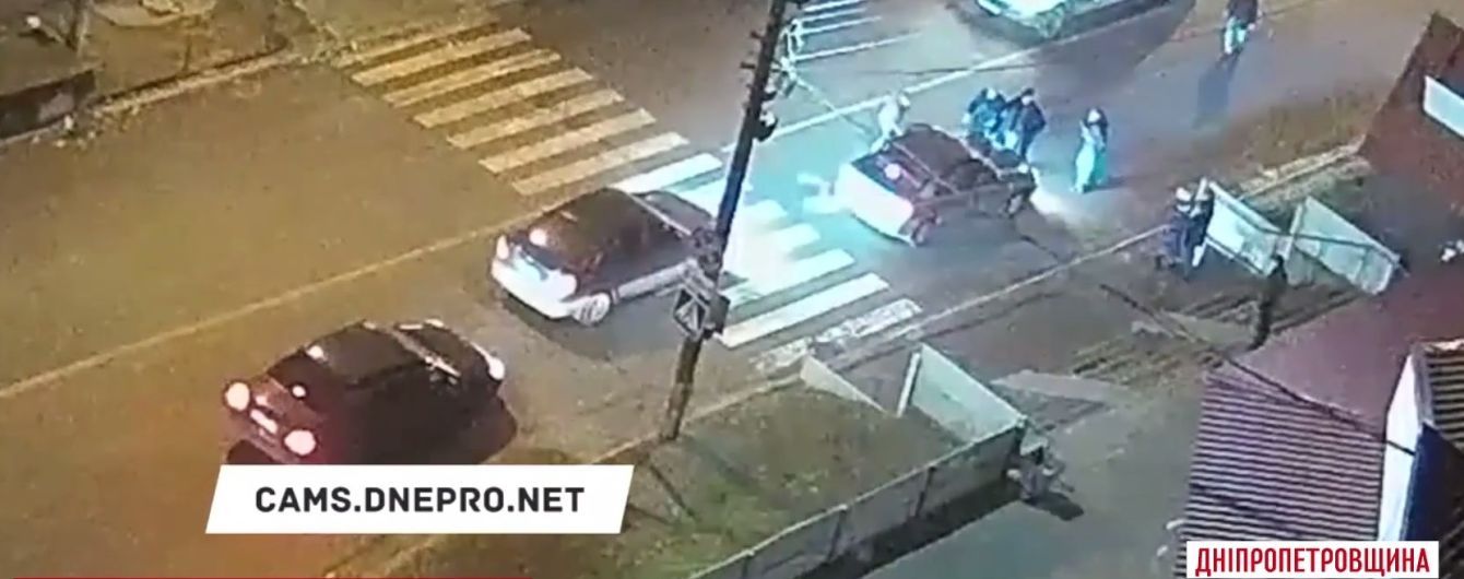 В Каменском прохожие остановили машину, которая сбила на "зебре" маму с ребенком и пыталась скрыться
