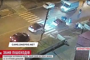 В Каменском прохожие остановили машину, которая сбила на "зебре" маму с ребенком и пыталась скрыться