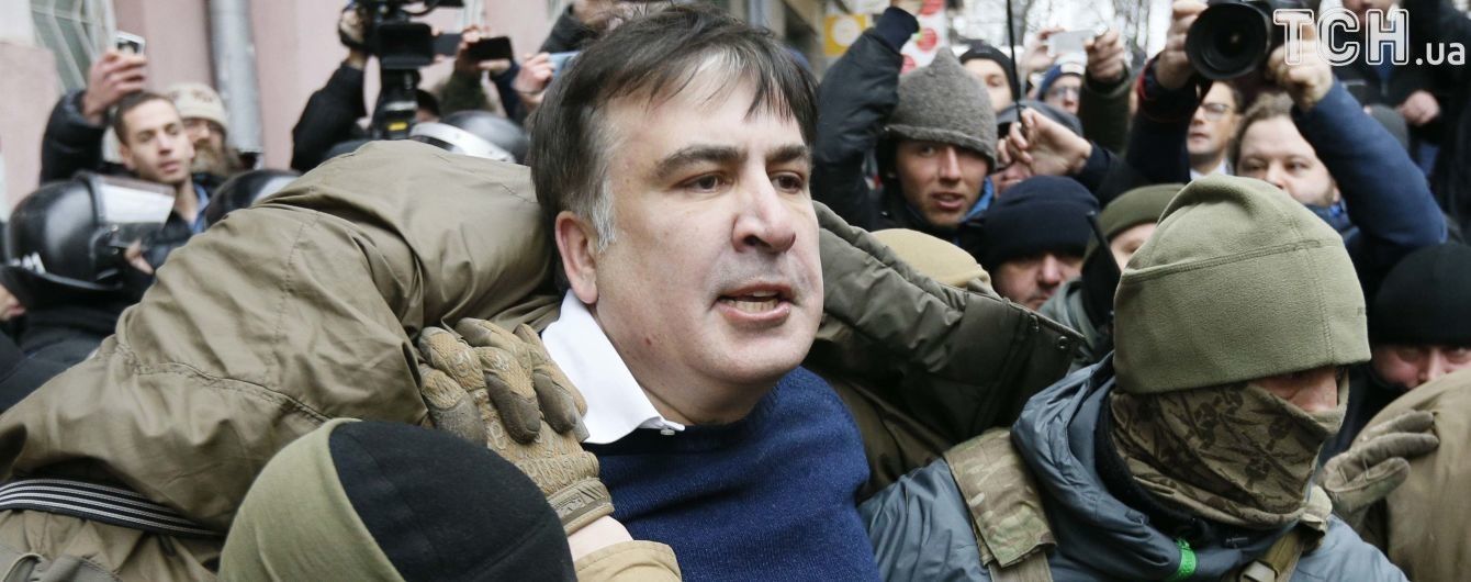 Высвобожденный из авто СБУ Саакашвили призвал украинцев требовать импичмента Порошенко