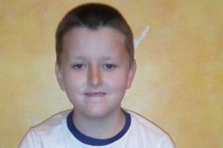 Допомогти врятувати Артема просять його батьки