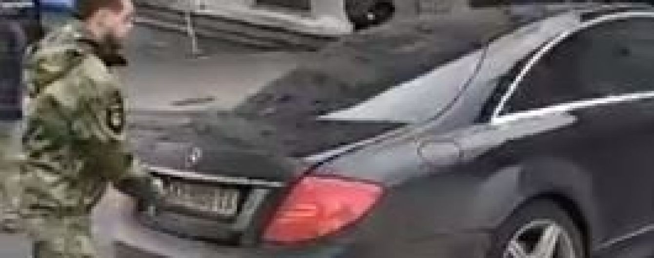 В центре Киева боец "Донбасса" перекрыл своим авто улицу, не давая вывезти Саакашвили