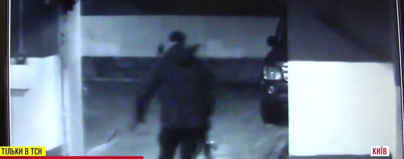 В Porsche Дениса Гармаша попало 14 пуль, преступника зафиксировала камера наблюдения