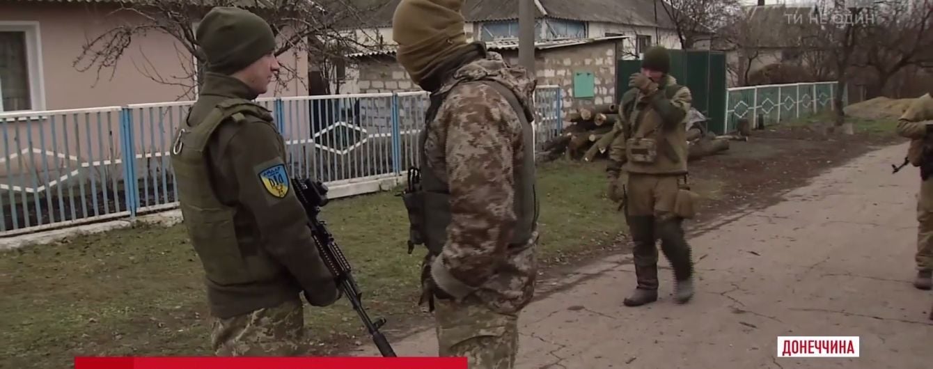 Військові власним коштом годують селян і лагодять будинки у звільненому Травневому