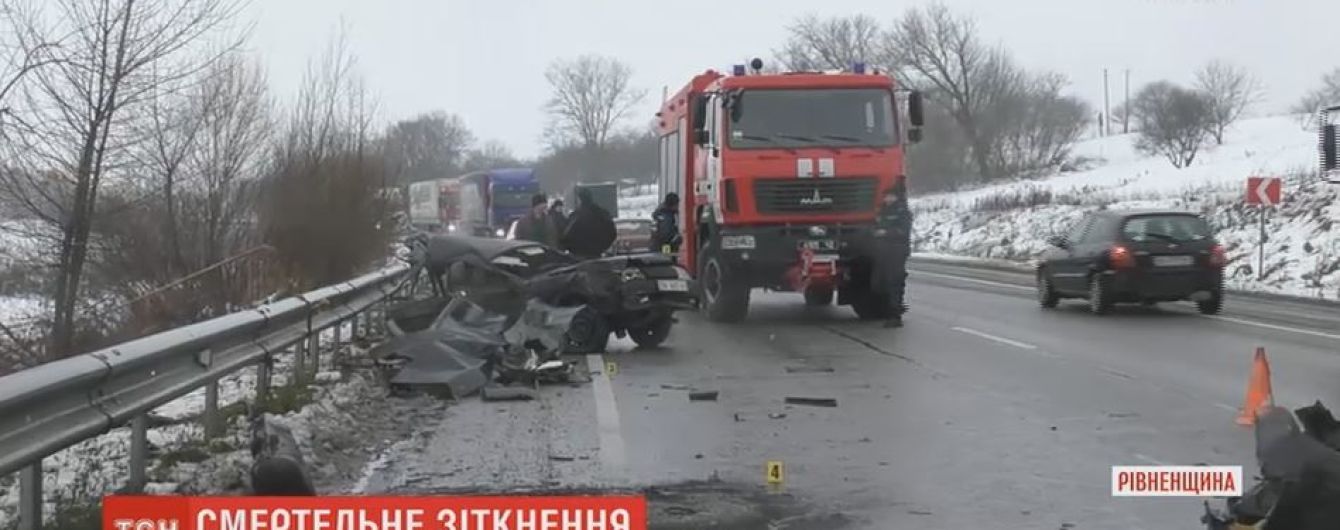 На трасі Київ-Чоп спалахнув легковик після зіткнення з автобусом