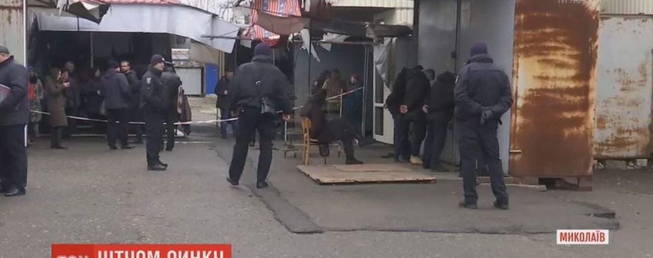 Полицейский штурм устроили на рынке Николаева, чтобы отбить вооруженное нападение неизвестных