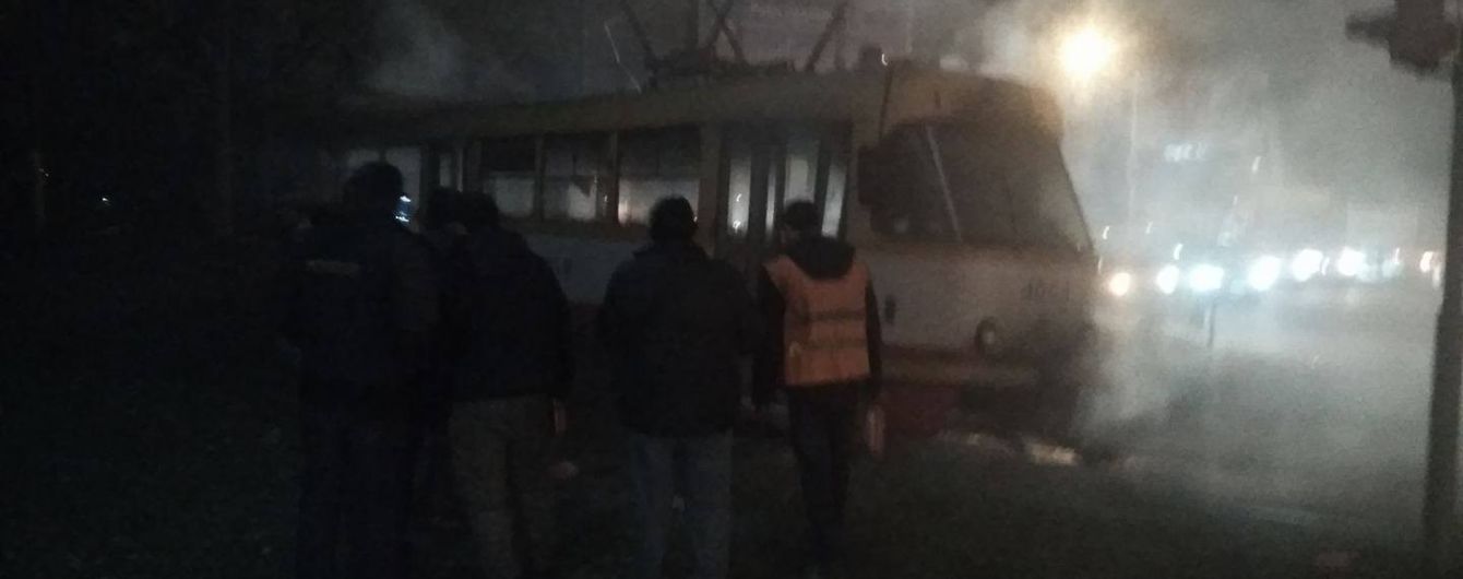 В Одесі спалахнув трамвай із пасажирами й заклинило двері – через тисняву й дим є травмовані