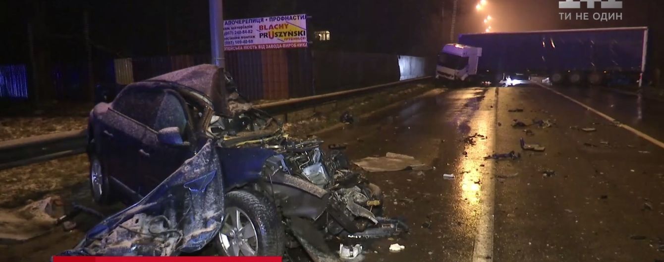 Смертельна ДТП із фурою на околиці Києва: причину лобового зіткнення машин досі не встановлено