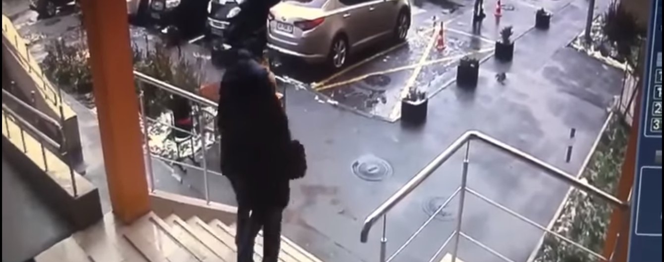 В Киеве мужчина среди бела дня похитил бывшую девушку и пытался вывезти в другой город