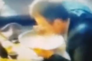 У Мережу виклали відео, як схожий на нардепа Геращенка чоловік під час трапези язиком облизує тарілку