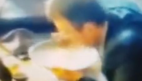 В Сеть выложили видео, как похожий на нардепа Геращенко мужчина во время трапезы языком облизывает тарелку