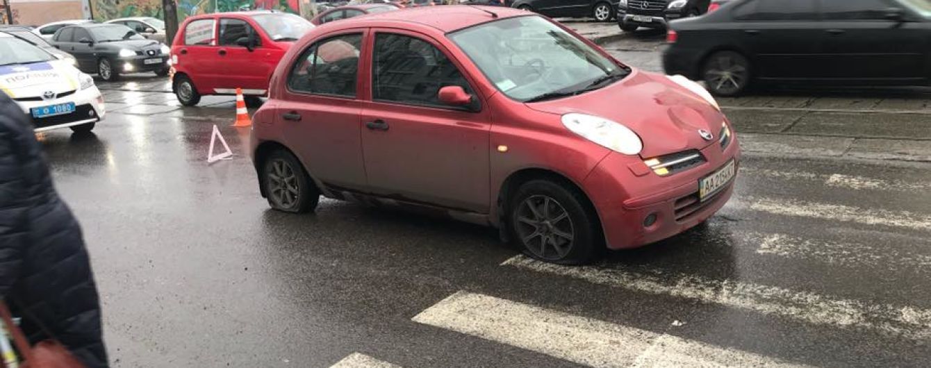 У Києві автомобіль врізався зупинку і збив трьох людей
