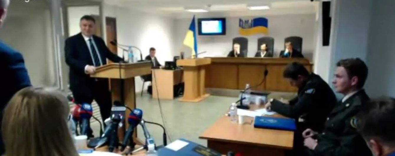 У суді щодо держзради Януковича допитують Авакова