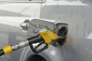 Сколько стоит заправить авто на АЗС утром 21 августа