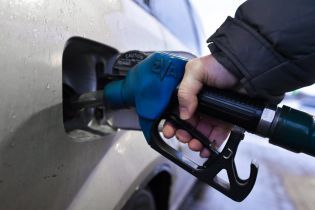 Сколько стоит заправить авто на АЗС утром 15 декабря