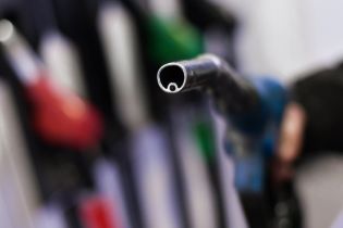 Сколько стоит заправить авто на АЗС утром 13 октября