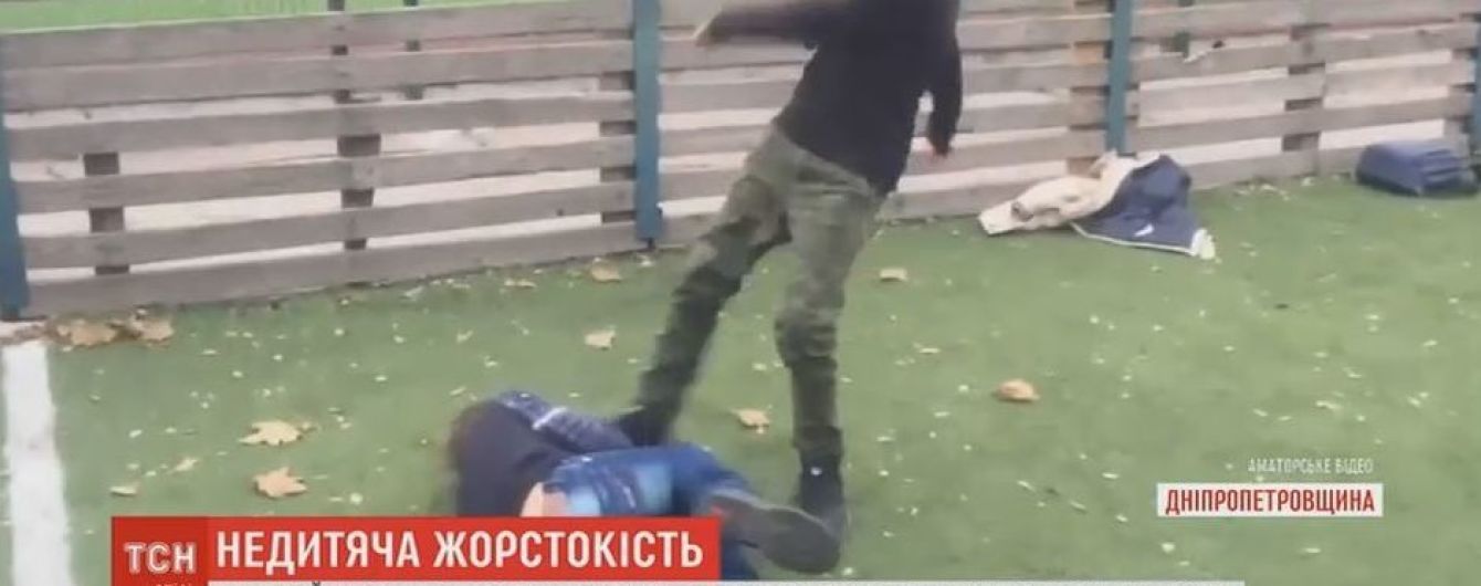 Разборки школьников: 13-летний ученик жестоко избил восьмиклассника под призывы толпы