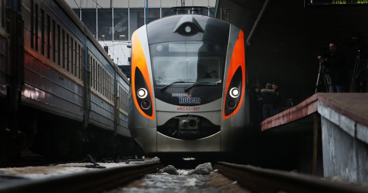 На Харківщині "Інтерсіті" поламався посеред поля