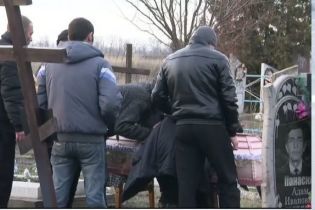 На Днепропетровщине похоронили двухлетнюю девочку, которую застрелил 10-летний братик