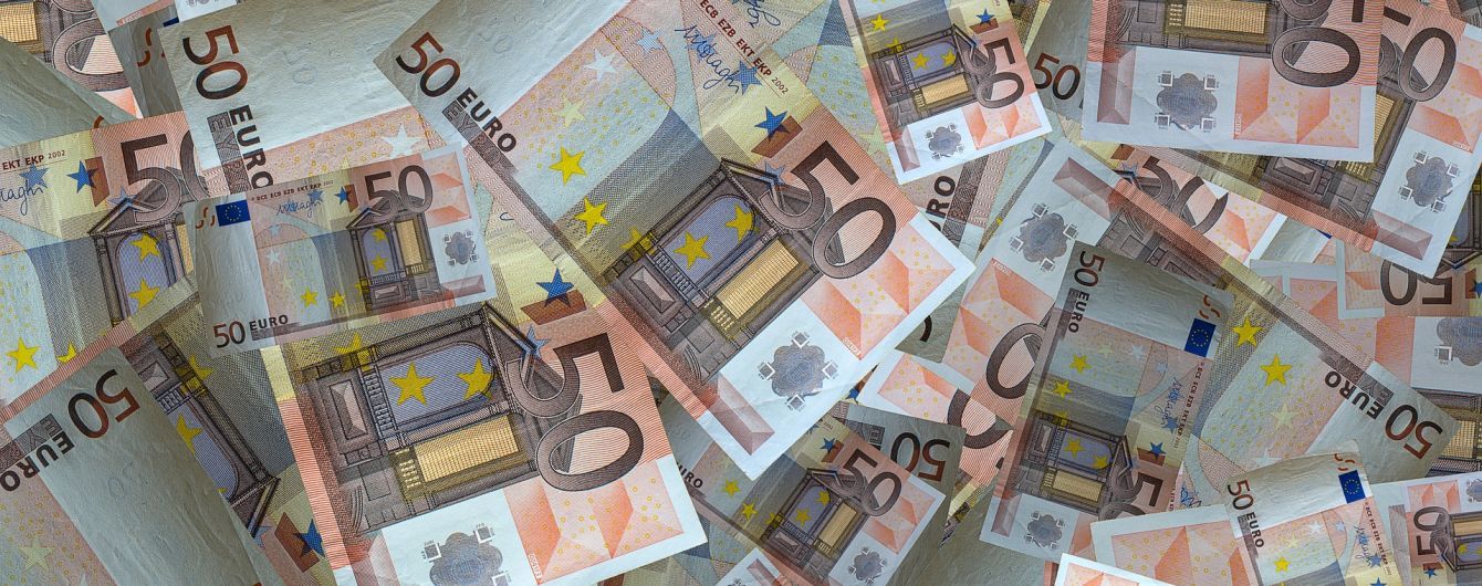 Курс валют на 25 апреля: евро упал ниже 30 гривен. Инфографика