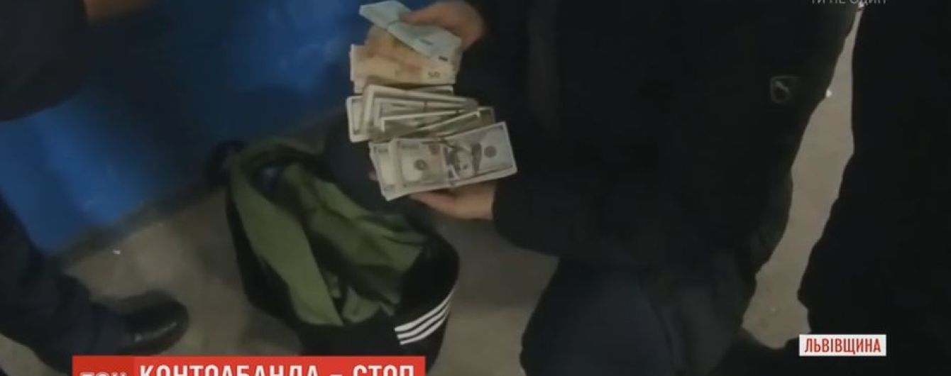 На Львовщине задержали контрабандиста с рюкзаком, набитым валютой