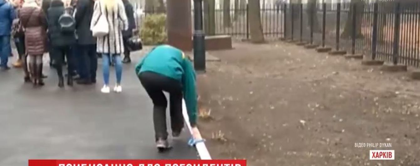 У Мережі опублікували відео, як в Харкові миють бордюри перед візитом президентів
