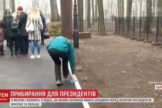 У Мережі опублікували відео, як в Харкові миють бордюри перед візитом президентів